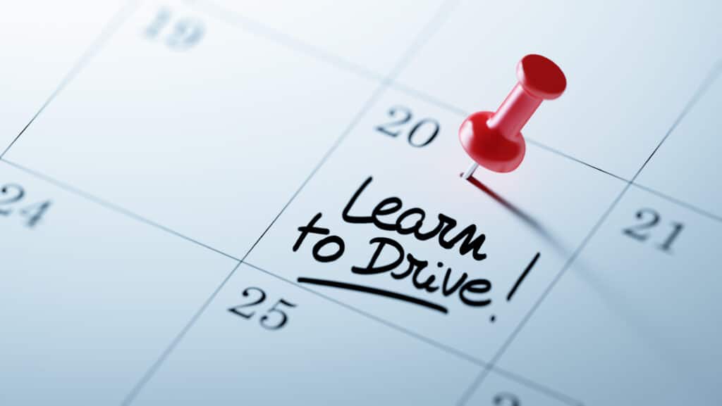 Kalender med en rød stift med teksten, Learn to drive